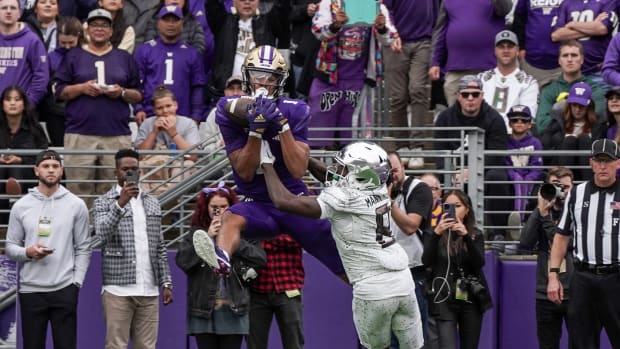 Rome Odunze catches the game-winner with an 18-yard catch over Oregon cornerback Dontae Manning with 1:38 left to play.